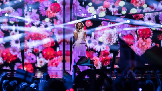 Gabriela Gunčíková aus der Tschechischen Republik steht singend vor einer LED-Wand mit Blumen in Lila und Rosa © NDR Foto: Rolf Klatt