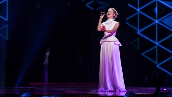 Gabriela Gunčíková aus Tschechien auf der ESC Bühne. © NDR Foto: Rolf Klatt