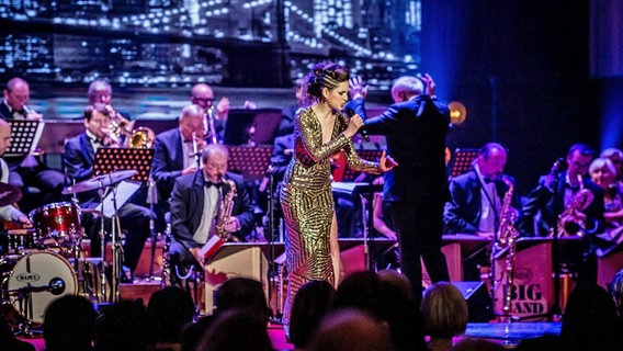 Tschechische ESC-Teilnehmerin Martina Bárta beim Auftritt mit Big Band. © Martina Bárta/ SMIKMATORPHOTO.COM 