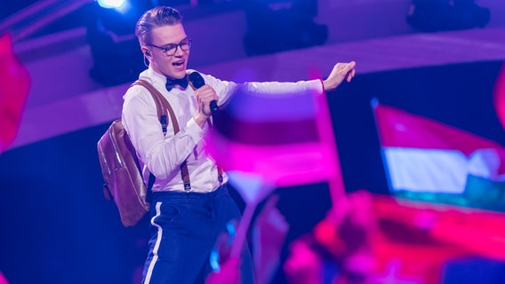 Mikolas Josef mit "Lie To Me" auf der Bühne in Lissabon. Mikolas Josef mit "Lie To Me" auf der Bühne in Lissabon. © NDR Foto: Rolf Klatt