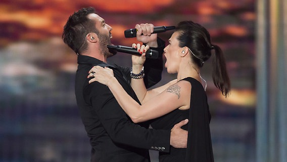 Marta Jandová & Václav Noid Bárta auf der ESC-Bühne in Wien. © NDR Foto: Rolf Klatt