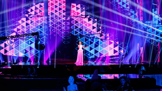 Gabriela steht allein auf der Bühne. © eurovision.tv Foto: Thomas Hanses (EBU)