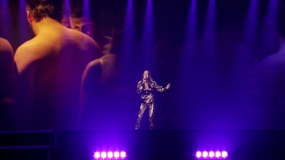 Martina Bárta singt auf der Bühne in Kiew. © Eurovision.tv Foto: Thomas Hanses