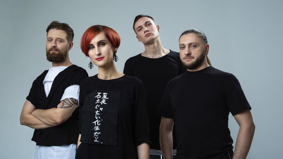 Die vier Bandmitglieder der ukrainische Gruppe Go_A sind dunkel gekleidet und schauen in die Kamera. © UAPBC 