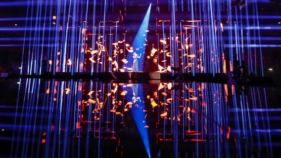 Jamala steht allein auf der großen Bühne, die in blaues Licht gehüllt ist. © eurovision.tv Foto: Andres Putting (EBU)