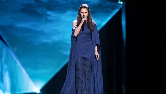 Jamala aus der Ukraine auf der ESC Bühne. © NDR Foto: Rolf Klatt