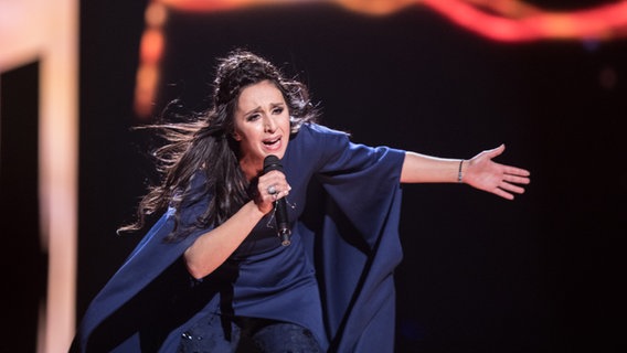 Jamala aus der Ukraine auf der ESC Bühne. © NDR Foto: Rolf Klatt