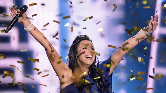 Nach dem ESC-Sieg streckt Jamala aus der Ukraine die Arme in die Höhe. © dpa-Bildfunk Foto: Britta Pedersen