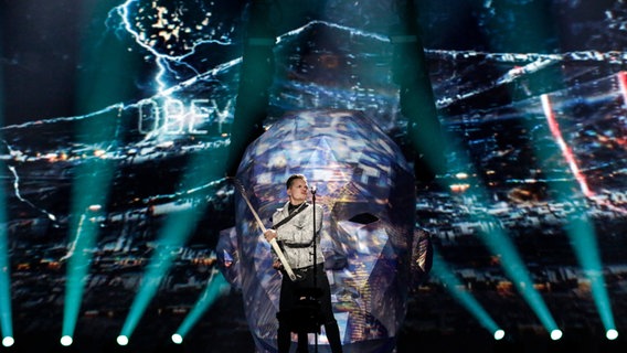 O.Torvald tritt mit "Time" auf die ESC-Bühne in Kiew. © Eurovision.tv Foto: Thomas Hanses