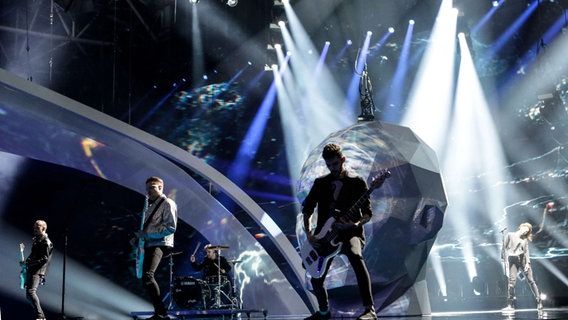 O.Torvald tritt mit "Time" auf die ESC-Bühne in Kiew. © Eurovision.tv Foto: Thomas Hanses