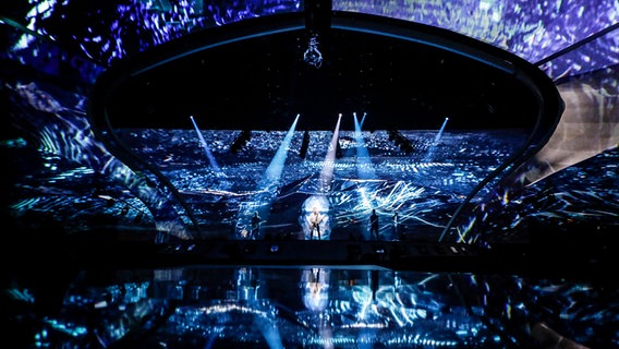 O.Torvald tritt mit "Time" auf die ESC-Bühne in Kiew. © Eurovision.tv Foto: Thomas Hanses