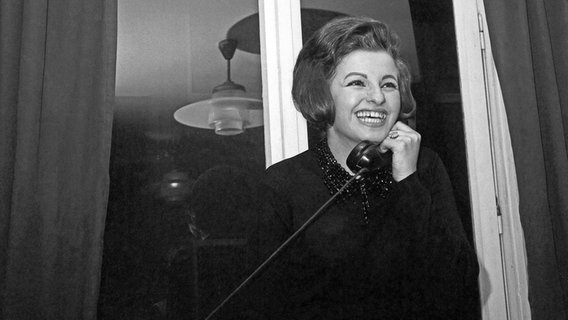 Ulla Wiesner am Telefon. © picture alliance/United Archives | Max Schweigmann 