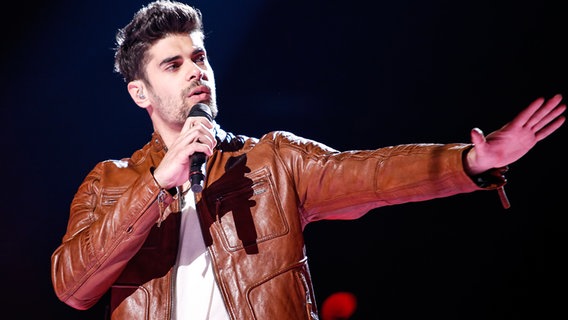 Freddie streckt den linken Arm beim Singen aus. © eurovision.tv Foto: Thomas Hanses (EBU)