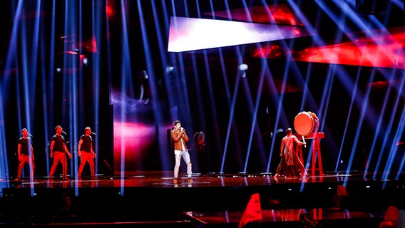Freddie, drei Background-Sänger und ein Tänzer stehen auf der Bühne. © eurovision.tv Foto: Thomas Hanses (EBU)