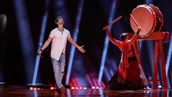 Freddie und ein Trommler sind auf der Bühne der Globe-Arena. © NDR/Rolf Klatt Foto: Rolf Klatt