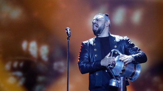 Joci Pápai performt "Origo" auf der Bühne in Kiew. © Eurovision.tv Foto: Andres Putting