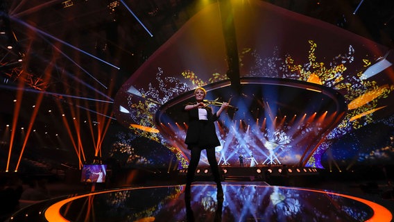 Eine Geigerin steht auf der bunt beleuchteten Bühne in Kiew. © Eurovision.tv Foto: Andres Putting