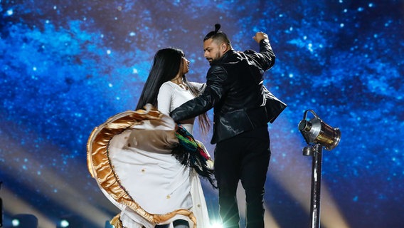 Joci Pápai wirbelt mit einer Tänzerin über die Bühne in Kiew. © Eurovision.tv Foto: Andres Putting