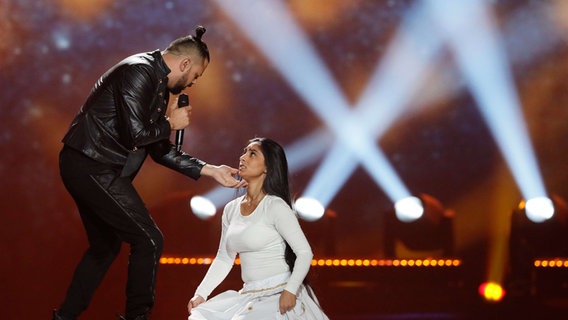 Joci Pápai performt "Origo" mit einer Tänzerin auf der ESC-Bühne in Kiew. © Eurovision.tv Foto: Thomas Hanses