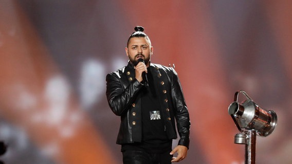 Joci Pápai performt "Origo" auf der ESC-Bühne in Kiew. © Eurovision.tv Foto: Thomas Hanses