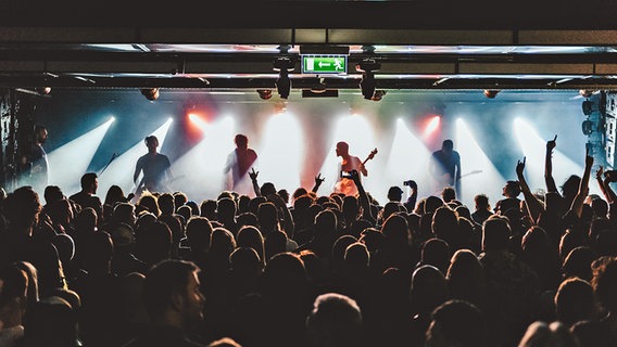 Die ungarische Band AWS steht auf einer Bühne. © Dávid Korpáczi Foto: Dávid Korpáczi