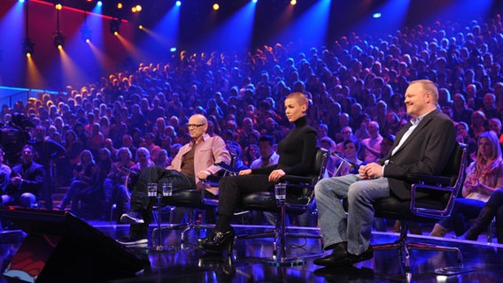 Das Jury-Trio Thomas D, Alina Süggeler und Stefan Raab bei der sechsten Show von "Unser Star für Baku" am 09.02.2012 in Köln © Brainpool/ProSieben/ARD Foto: Willi Weber