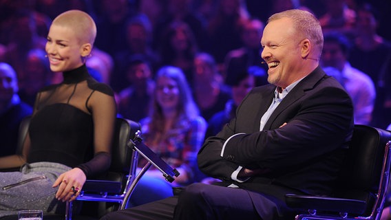 Jury-Mitglieder Stefan Raab und Alina Süggeler . © ARD/ProSieben Foto: Willi Weber