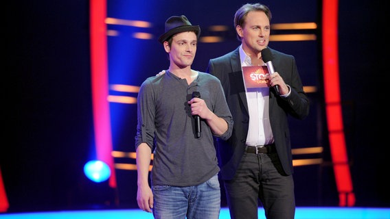 Sebastian Dey und Moderator Steven Gätjen bei der zweiten Show von "Unser Star von Baku" am 19.01.2012 in Köln © ARD/ProSieben Foto: Willi Weber