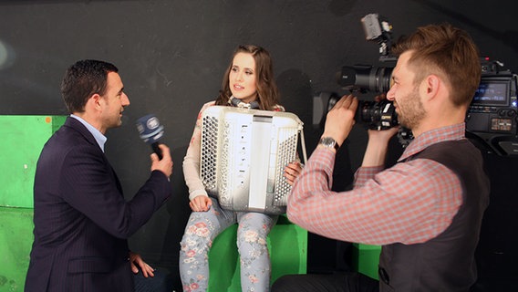 Till Nassif vom ARD-Morgenmagazin interviewt Yvonne  von der Band Elaiza am Set. © NDR Foto: Nicole Janke