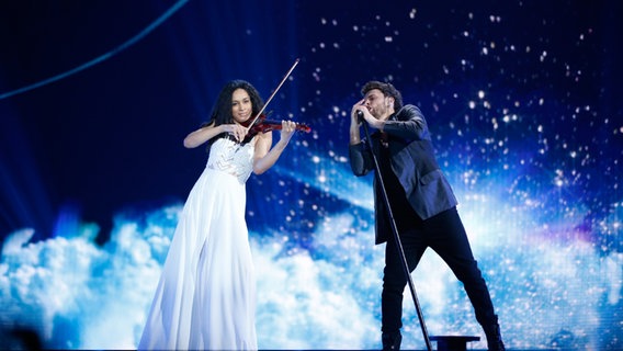 Die Künstler Uzari und Maimuna aus Weißrussland bei der Probe zum 1. Halbfinale in Wien © NDR Foto: Rolf Klatt