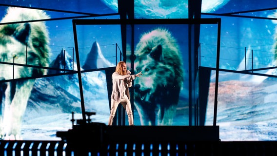 Ivan steht mit projizierten Wölfen auf der Bühne. © eurovision.tv Foto: Thomas Hanses (EBU)