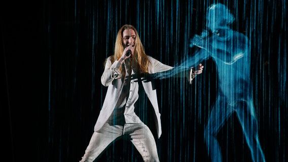 Ivan tanzt mit einer virtuellen Figur auf der Bühne. © eurovision.tv Foto: Thomas Hanses (EBU)