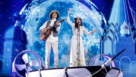 Ksienija Žuk (rechts) Arciom Lukjanienka performen "Story Of My Life" auf der Bühne in Kiew. © eurovision.tv Foto: Thomas Hanses