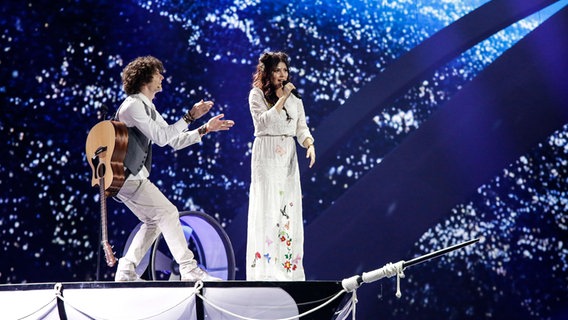 Ksienija Žuk (rechts) Arciom Lukjanienka performen "Story Of My Life" auf der Bühne in Kiew. © eurovision.tv Foto: Thomas Hanses