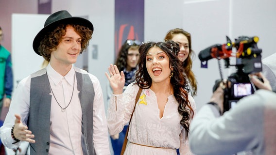Ksienija Žuk und Arciom Lukjanienka von der Band Naviland kommen im Backstage-Bereich an. © Eurovision.tv Foto: Andres Putting