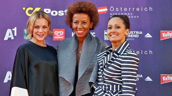 Die Moderatorinnen des Eurovision Song Contest 2015 Mirjam Weichselbraun, Arabella Kiesbauer und Alice Tumler beim Rathausempfang des 60. ESC in Wien © NDR Foto: Rolf Klatt