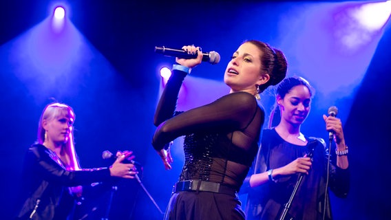 Die Künstler bei der offiziellen Opening Night des ESC 2015 im Euroclub in Wien. © NDR Foto: Rolf Klatt
