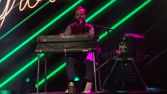 Der Keyboarder von der Gruppe Woods of Birnam auf der Bühne. © NDR Foto: Rolf Klatt