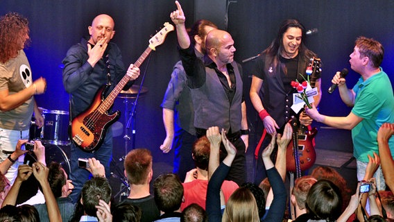 Die türkische Band Yüskek Sadakat mit Comedian Sascha Korf beim Euroconcert in Amsterdam © NDR Foto: Patricia Batlle