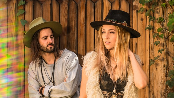 Corinne und Stefan Gfeller bilden das Geschwister-Duo Zibbz. Zibbz werden die Schweiz beim ESC 2018 vertreten. © SRF Tomo Muscionico Foto: Tomo Muscionico