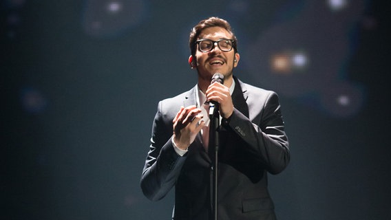 John Karayiannis auf der ESC-Bühne in Wien. © NDR Foto: Rolf Klatt