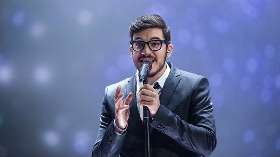 John Karayiannis auf der ESC-Bühne in Wien. © NDR Foto: Rolf Klatt