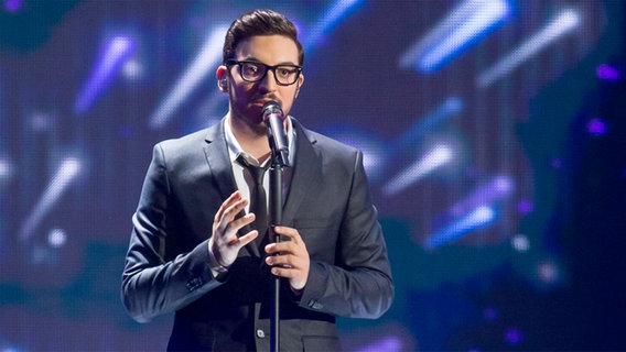 John Karayiannis auf der ESC-Bühne in Wien. © NDR Foto: Rolf Klatt