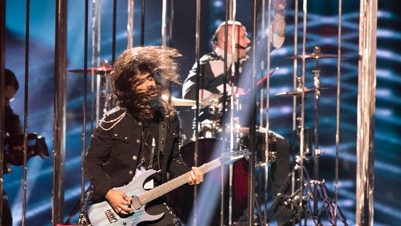 Der Gitarrist und der Schlagzeuger von Minus One zeigen vollen Einsatz. © eurovision.tv Foto: Andres Putting (EBU)