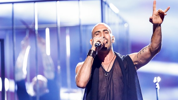 Francois Micheletto, Sänder der Band Minus One, hebt den Arm. © eurovision.tv Foto: Andres Putting (EBU)