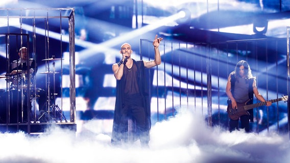Die Band Minus One steht im blauen Nebel auf der Bühne. © eurovision.tv Foto: Andres Putting (EBU)