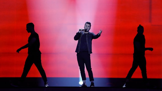 Hovig Demirjian performt "Gravity" auf der ESC-Bühne in Kiew. © Eurovision.tv Foto: Andres Putting