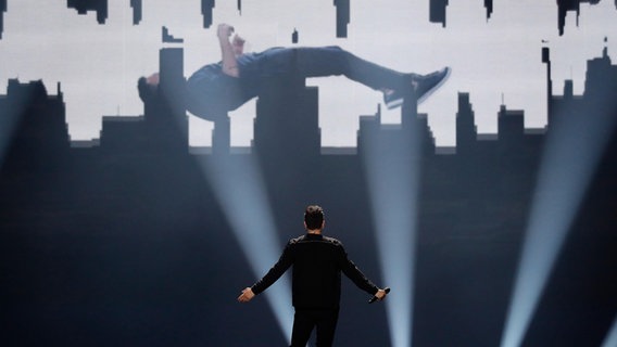 Hovig Demirjian performt "Gravity" auf der ESC-Bühne in Kiew. © Eurovision.tv Foto: Andres Putting