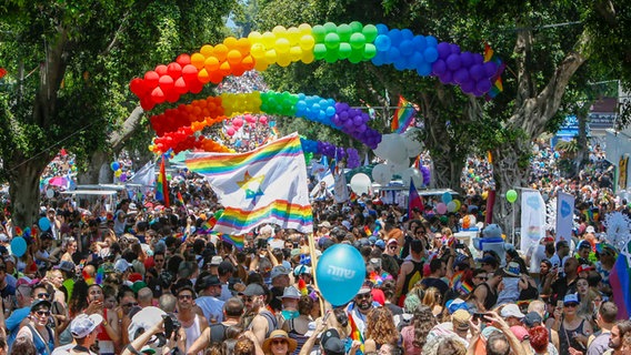 Viele Menschen und bunte Luftballons in Tel Aviv  Foto: Guy Yechiely