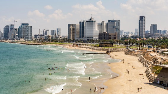 Blick auf Alma Beach und die Skyline von Tel Aviv © Picture-Alliance / Imagebroker Foto: Moritz Wolf